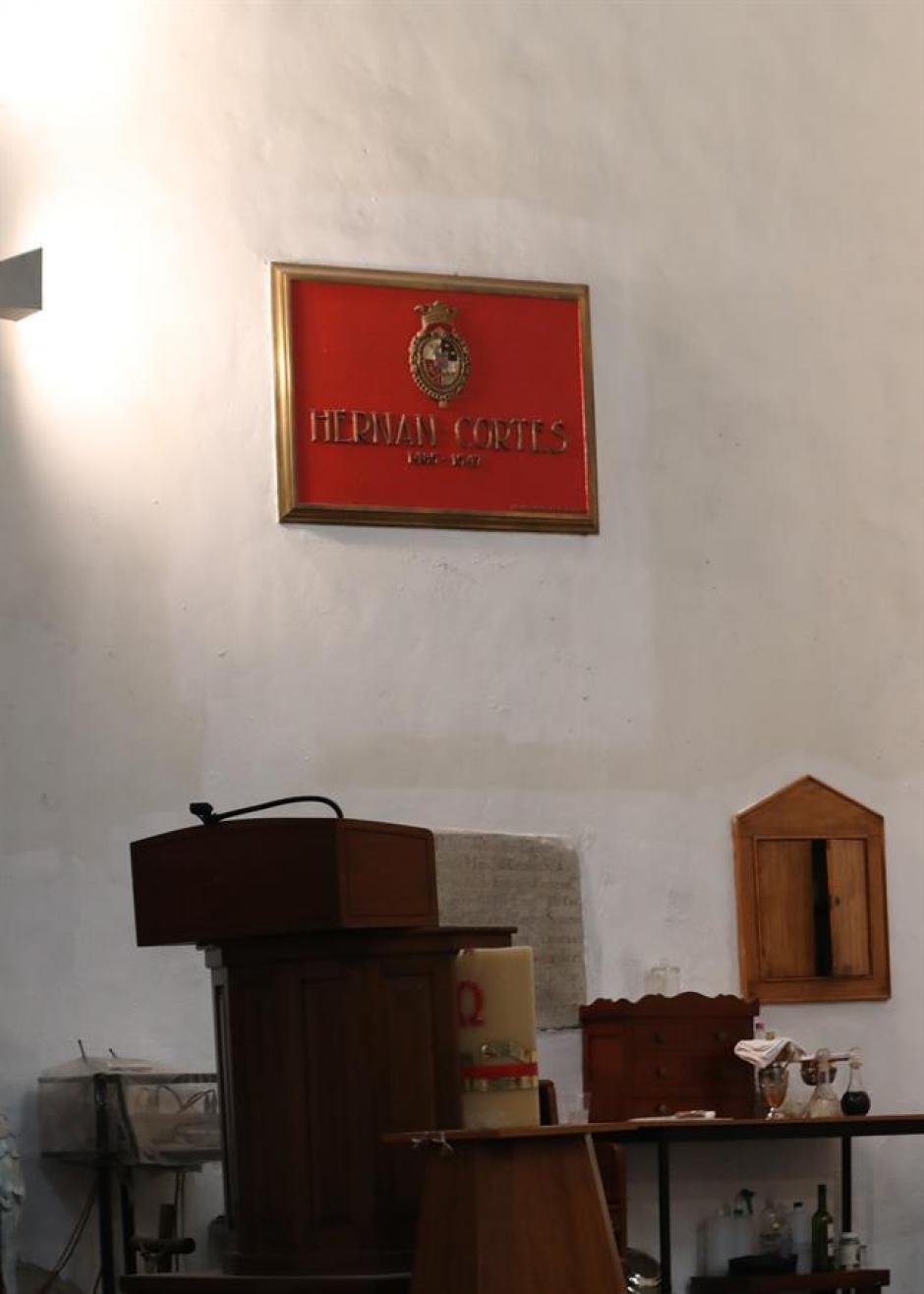 Vista del letrero que indica que allí permanecen los restos de Hernán Cortés en la iglesia de la Inmaculada Concepción, en la Ciudad de México.