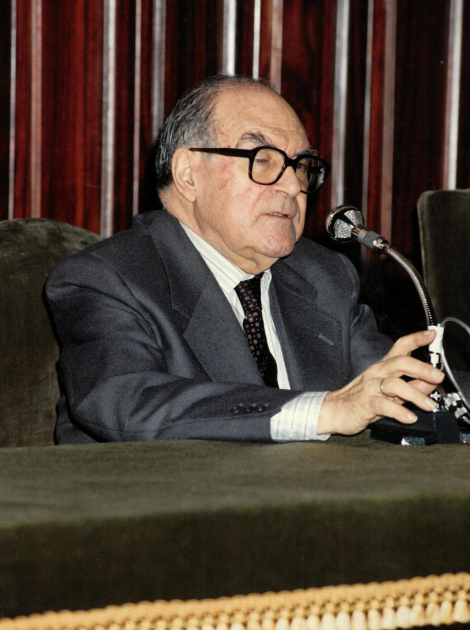 El filósofo Julián Marías en uno de los primeros actos de San Damaso en el curso 96-97