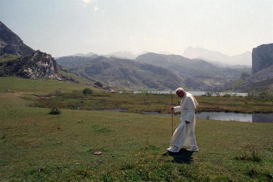 San Juan Pablo II paseando por los lagos de Covadonga, en Asturias