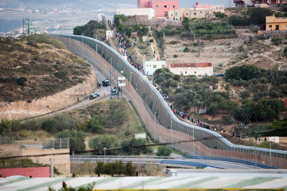 Varios marroquíes intentan llegar a suelo español desde la frontera que separa Melilla y Marruecos