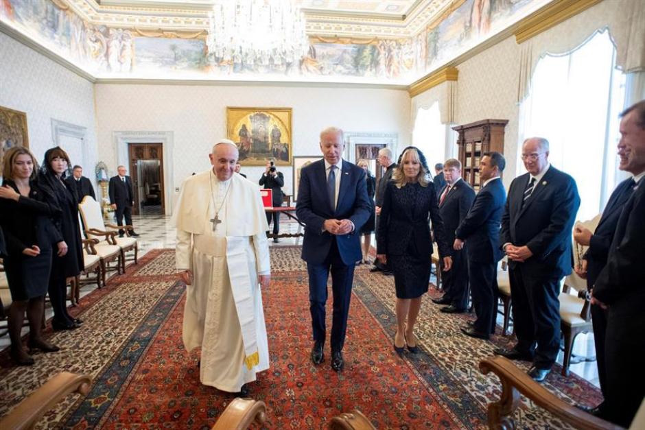 El Papa Francisco y Joe Biden durante su encuentro