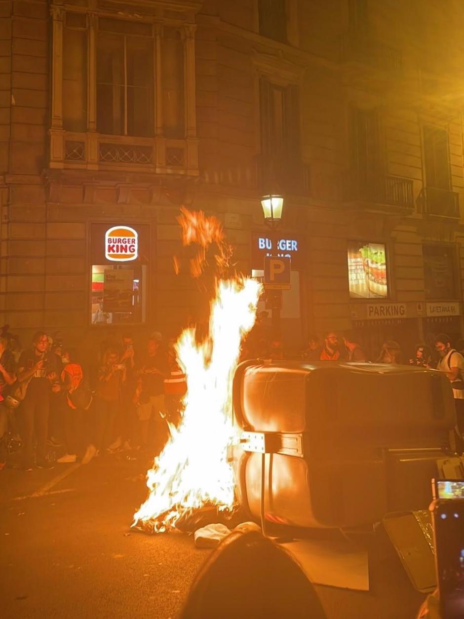 Queman contenedores en la manifestación de CDR por el 1-O en Barcelona