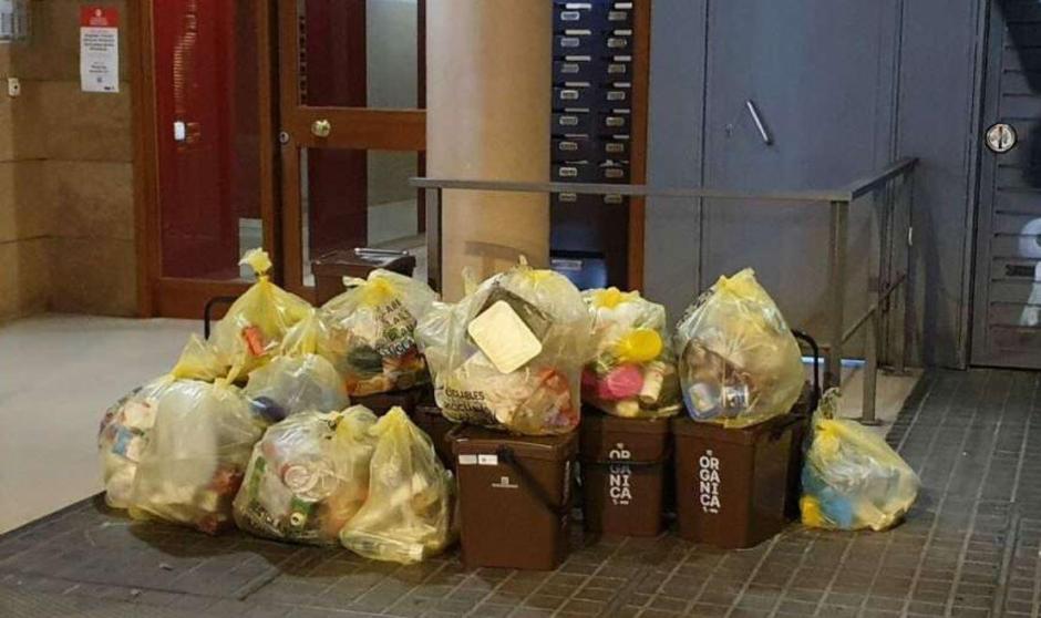 La basura se acumula en un portal de Barcelona