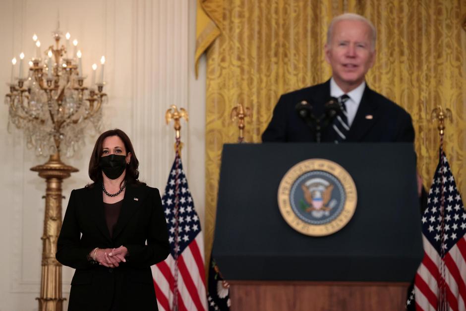 Kamala Harris observa al presidente Joe Biden durante uno de sus mensajes