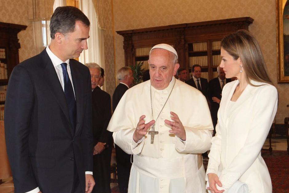 El Papa Francisco con Sus Majestades, durante la primera visita oficial como Reyes de España.