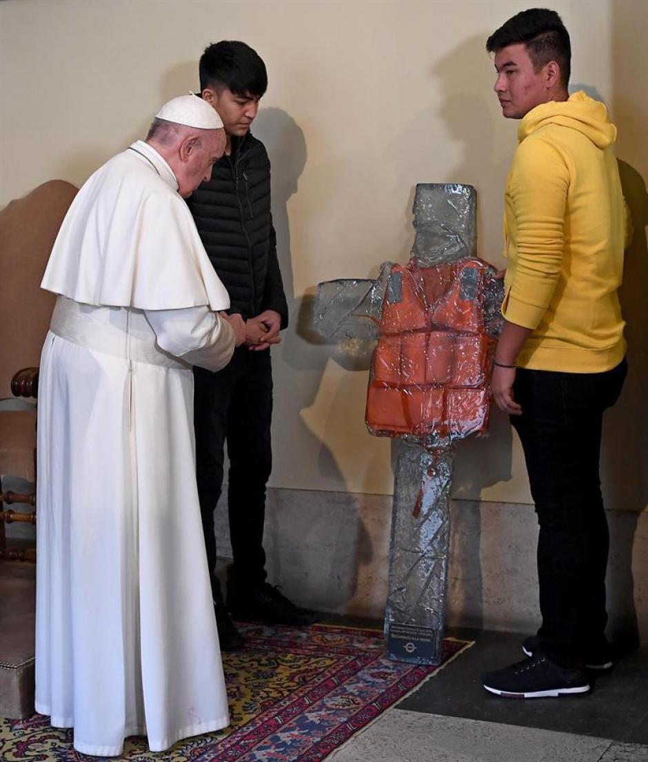 Francisco junto a refugiados de Lesbos, que le entregaron una cruz con un salvavidas de los migrantes que atravesaron el mediterráneo en 2019