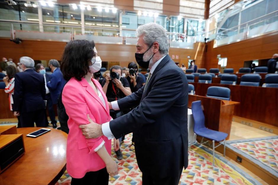 Rodríguez junto a Ayuso en la Asamblea de Madrid