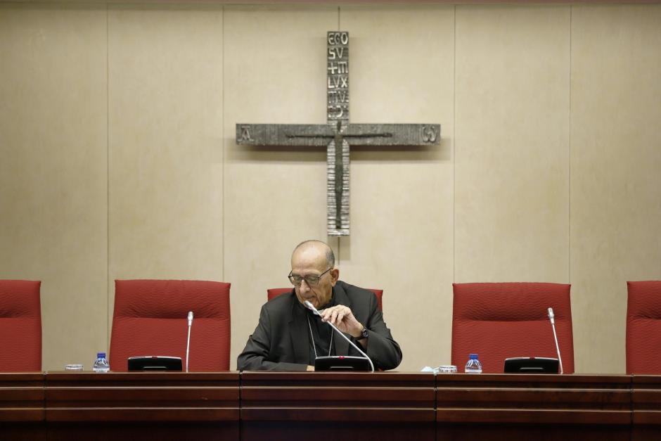El presidente de la Conferencia Episcopal Española, el cardenal y arzobispo de Barcelona, en la sala de la Plenaria