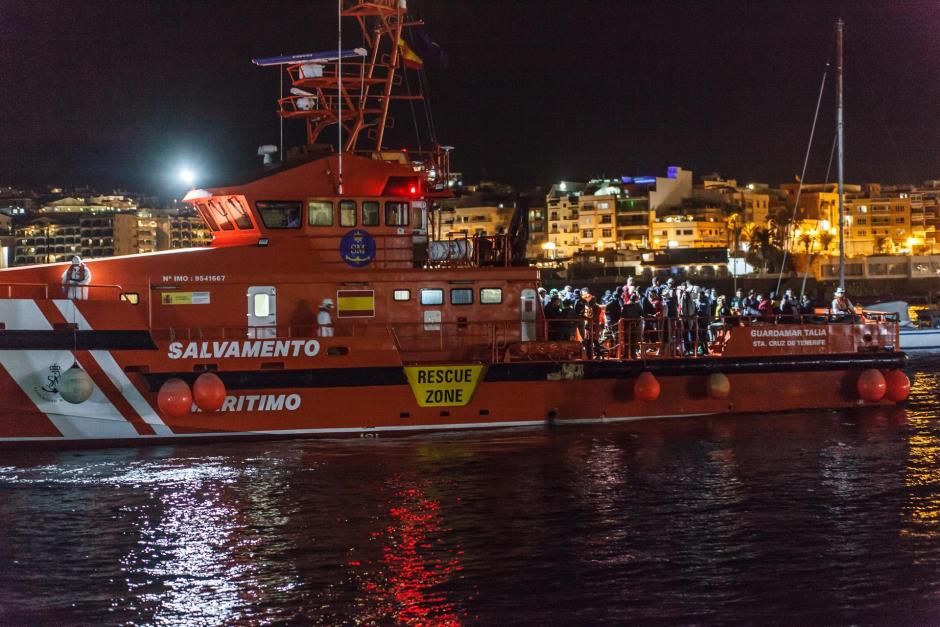 La Salvamar Talía llega al puerto de Arguineguín con varios migrantes