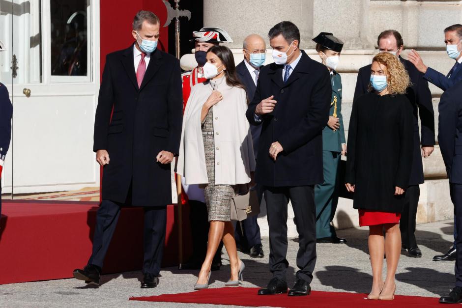 El Rey Felipe VI, la Reina Letizia, Pedro Sánchez y Meritxell Batet