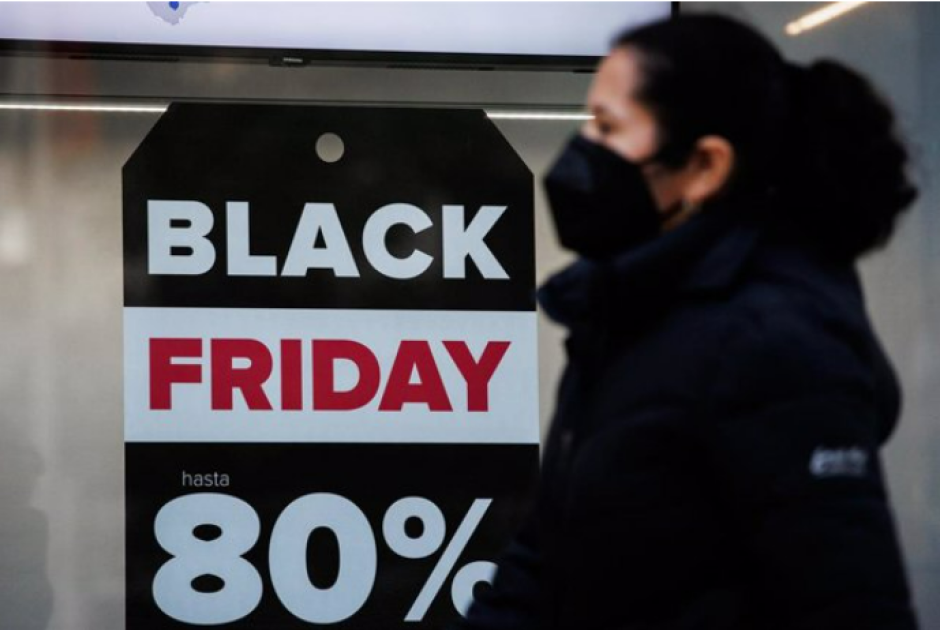 Un comercio anuncia descuentos del 80% por el Black Friday.