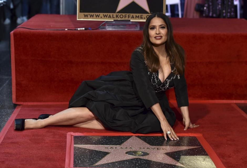Salma Hayek estrena su estrella en el paseo de la fama en Los Ángeles