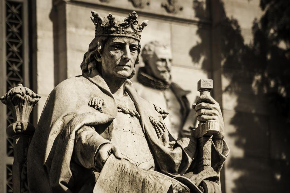Estatua de Alfonso X el Sabio en la Biblioteca Nacional
