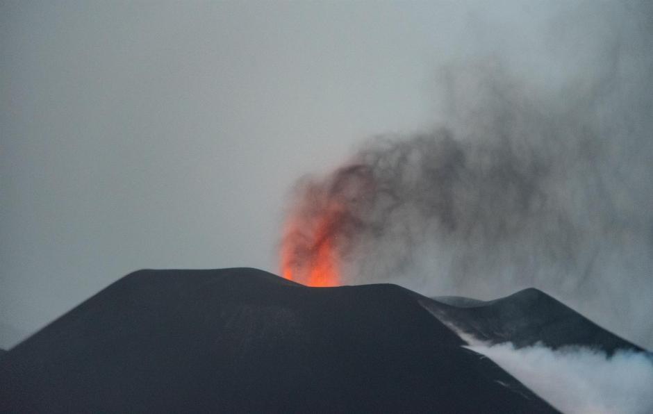 El volcán Cumbre Vieja de La Palma expulsa lava y cenizas