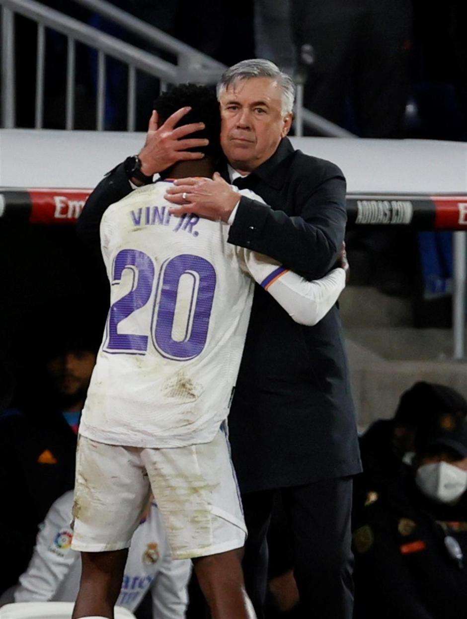 El técnico italiano abrazó al brasileño tras el cambio