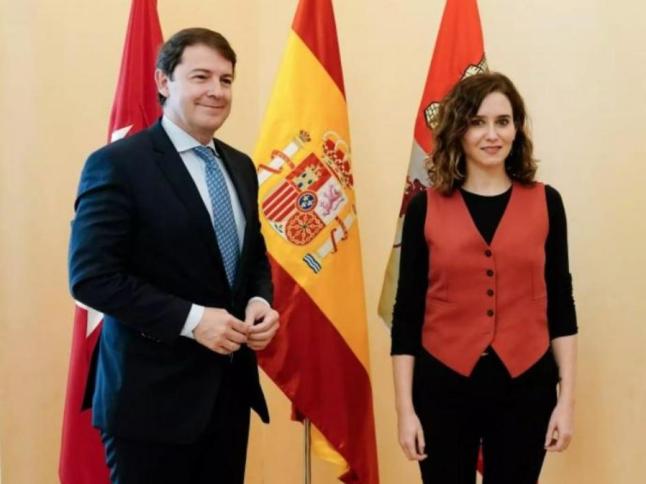 La presidenta de la Comunidad de Madrid, Isabel Díaz Ayuso, y el presidente de la Junta de Castilla y León, Alfonso Fernández Mañueco, esta tarde, en la Real Casa de Correos