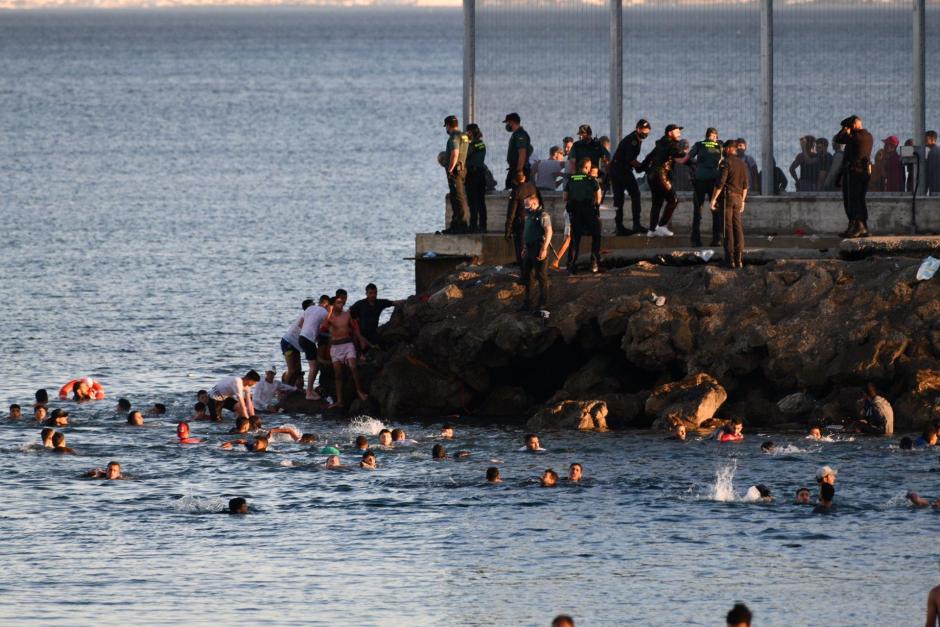 Inmigrantes tratan de alcanzar la playa del Tarajal, el 17 de mayo de 2021, en Ceuta (España)