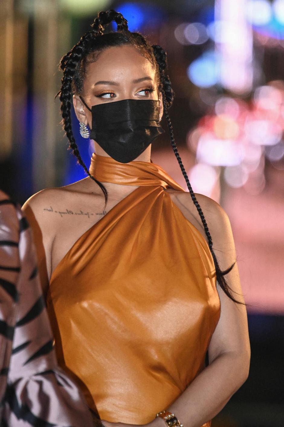 La cantante Rihanna, condecorada como heroína nacional