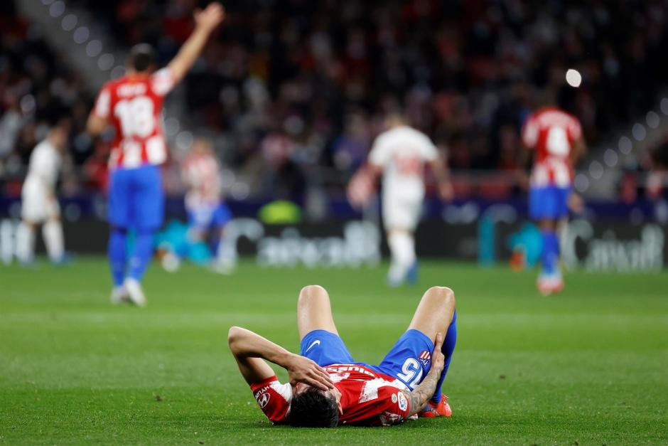 El central del Atlético se rompió y es duda para el partido ante el Oporto