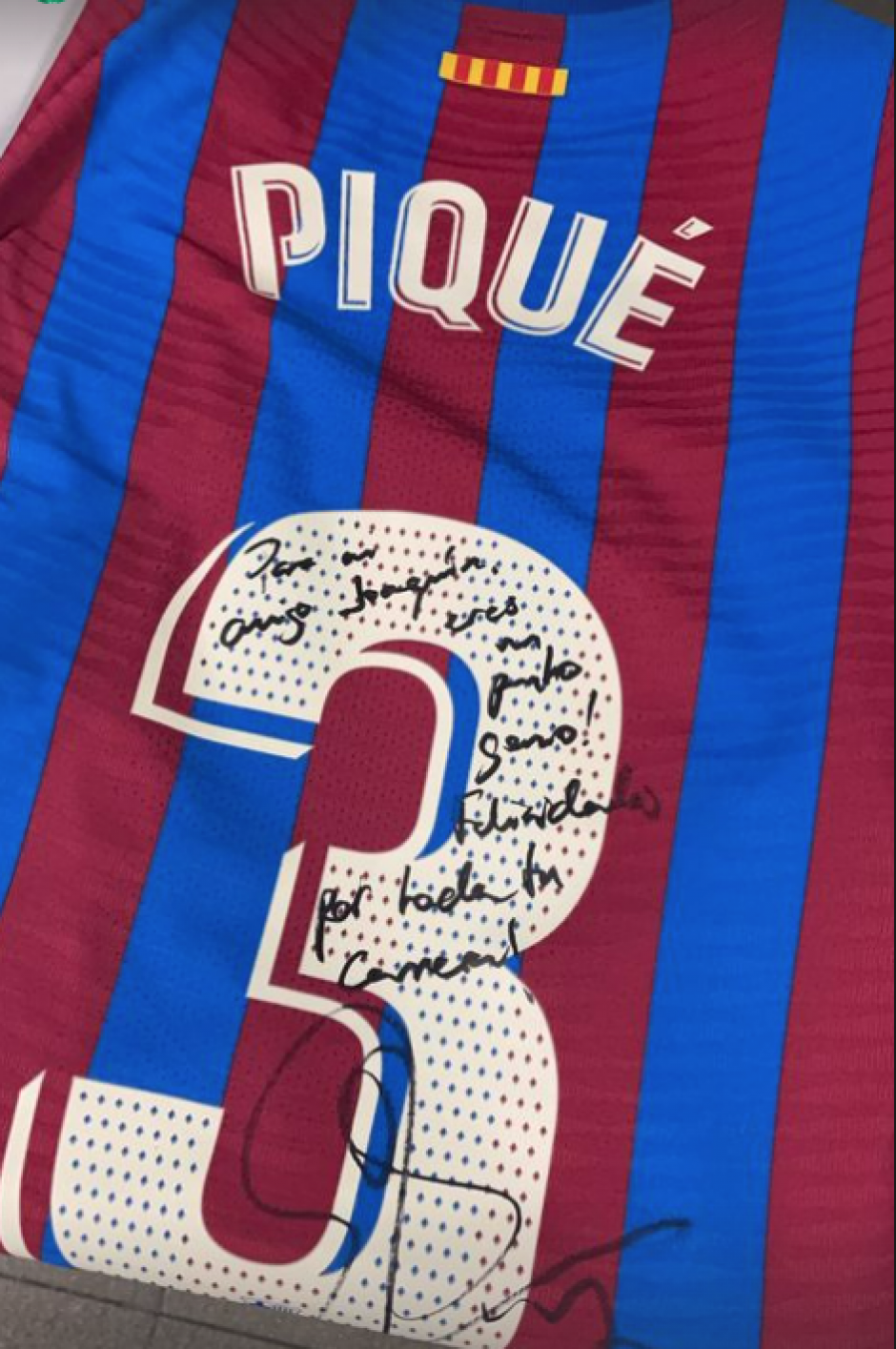 Piqué define a Joaquín en la dedicatoria que le firmó en su camiseta tras el Barça - Betis