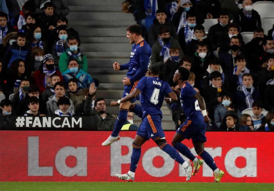 Luka Jovic celebra su gol con Vinicius y Alaba en el Reale Arena