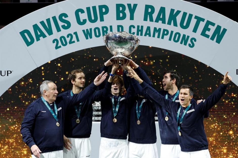 El equipo de Rusia celebra tras vencer al equipo de Croacia en la final de la Copa Davis, este domingo en el Madrid Arena