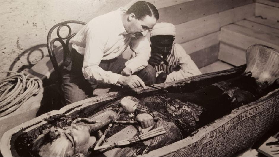Howard Carter descubriendo la tumba de Tutankamón en 1922