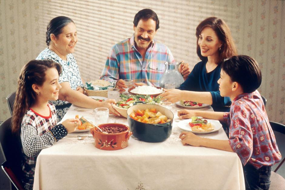 Estudios demuestran que comer en familia puede ayudar a prevenir los TCA