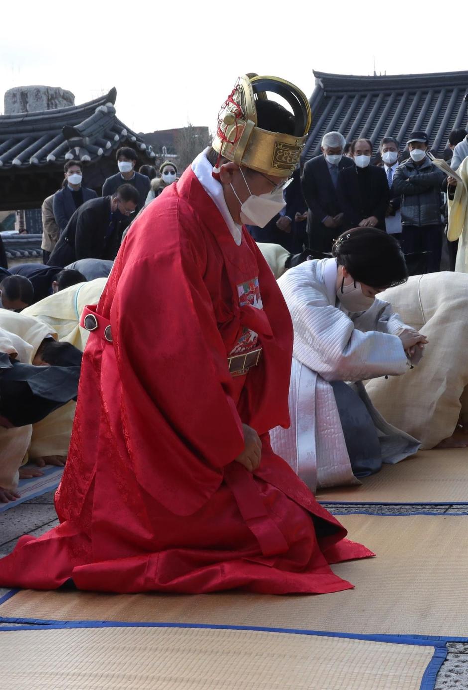 Lee Jae-myung, candidato presidencial del Partido Demócrata, se inclina durante un ritual en el Santuario Pyoam, el lugar de nacimiento del progenitor del clan Gyeongju Lee, para informar a sus antepasados de su intención de presentarse a las elecciones presidenciales