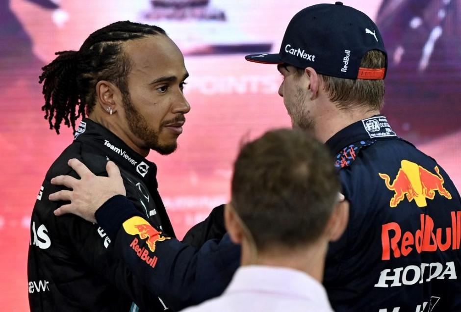 El piloto de Mercedes, Lewis Hamilton, saluda al nuevo campeón de Red Bull, Max Verstappen