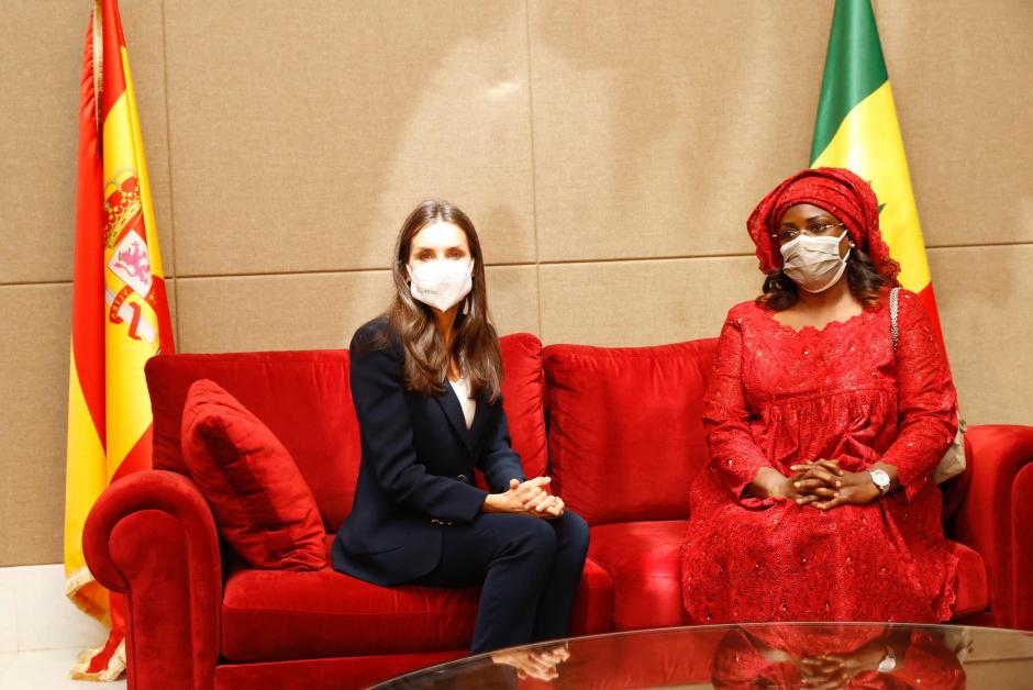 Doña Letizia junto a la reina fue recibida por Marème Faye Sall, primera dama de la República de Senegal.
