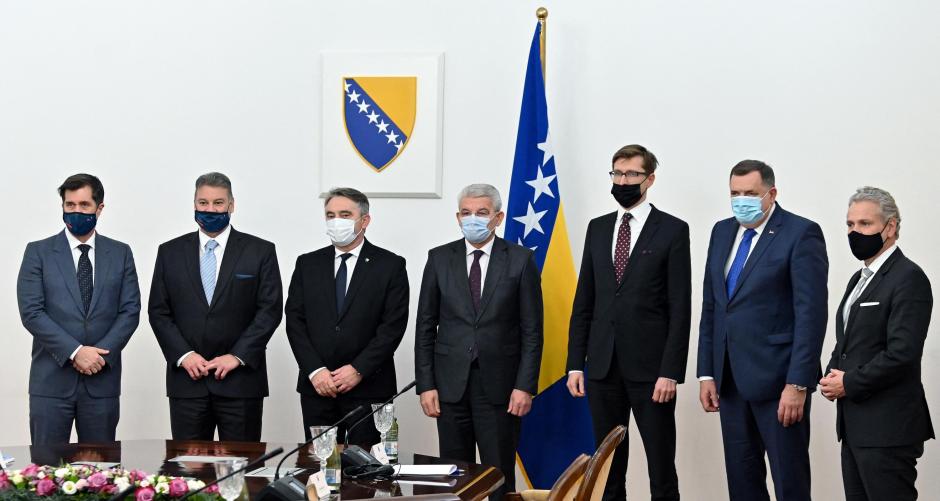 El presidente serbobosnio, Milorad Dodik, junto con los demás líderes de Bosnia y representantes de EEUU y la UE