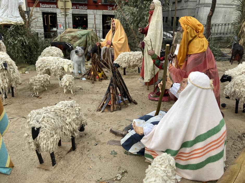 Un grupo de pastores cuida de sus ovejas