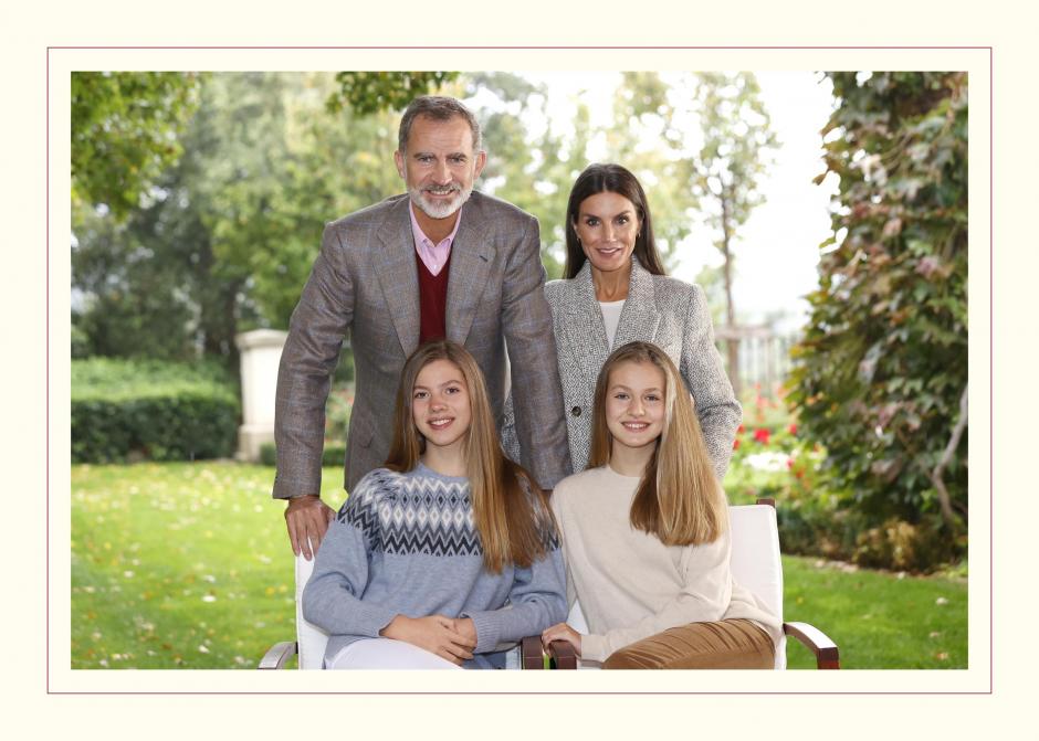 Felicitación de Navidad 2021Los Reyes, junto a la Princesa de Asturias y la Infanta Sofía, en la felicitación navideña de 2021.