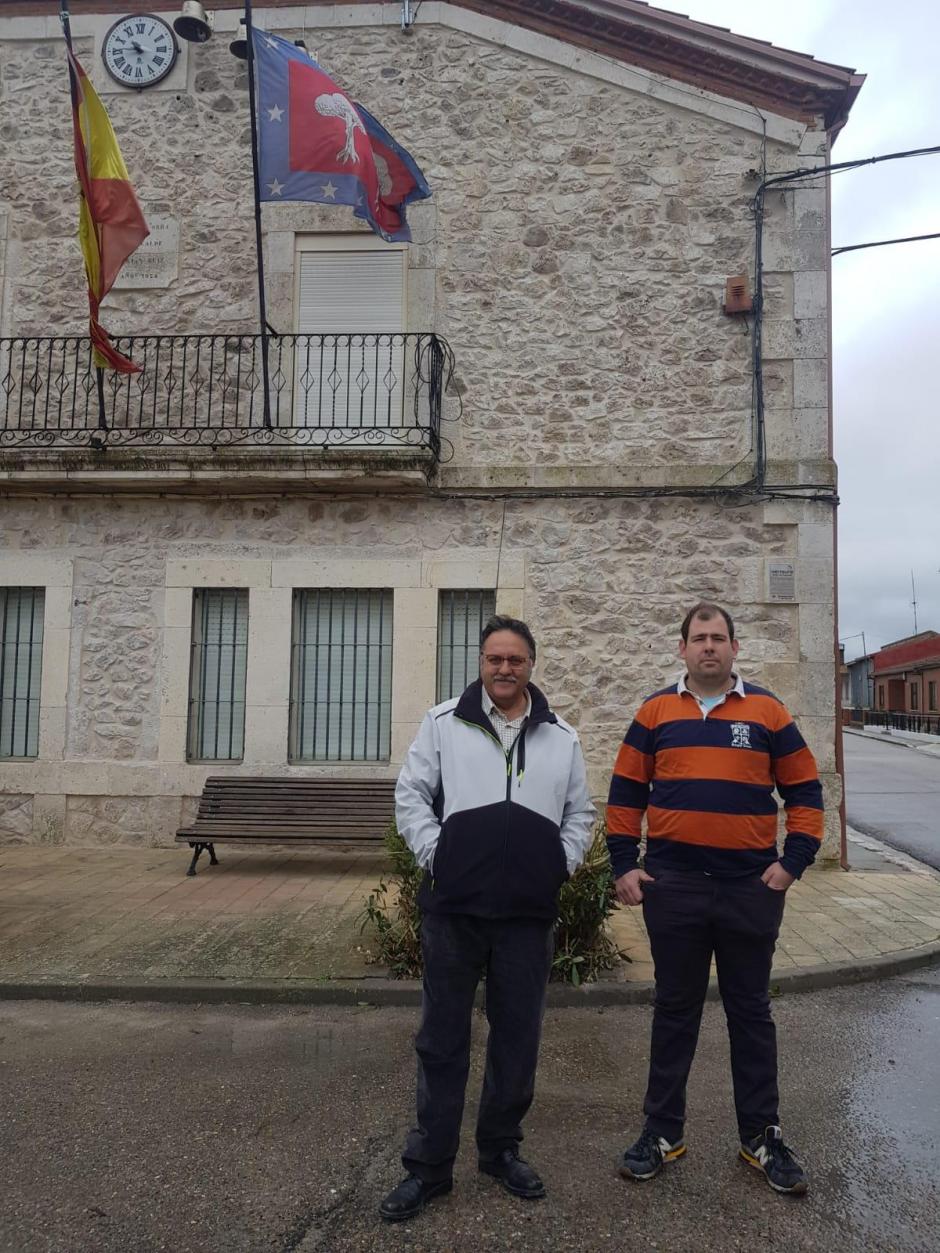 El alcalde de Camporredondo, Javier Izquierdo (derecha) con el Teniente de alcalde, Jesús García (izquierda)