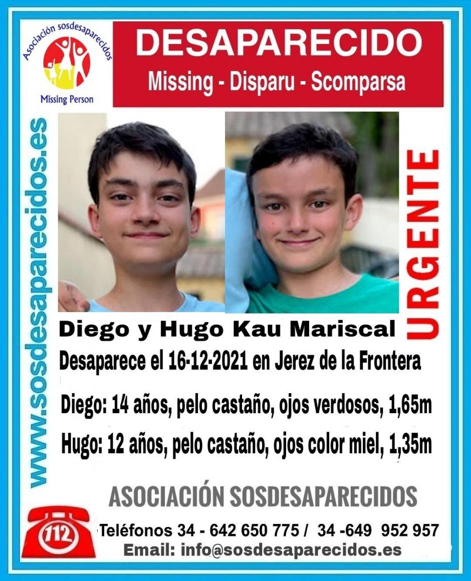 Los menores Hugo y Diego Kau en un cartel que informa sobre su desaparición