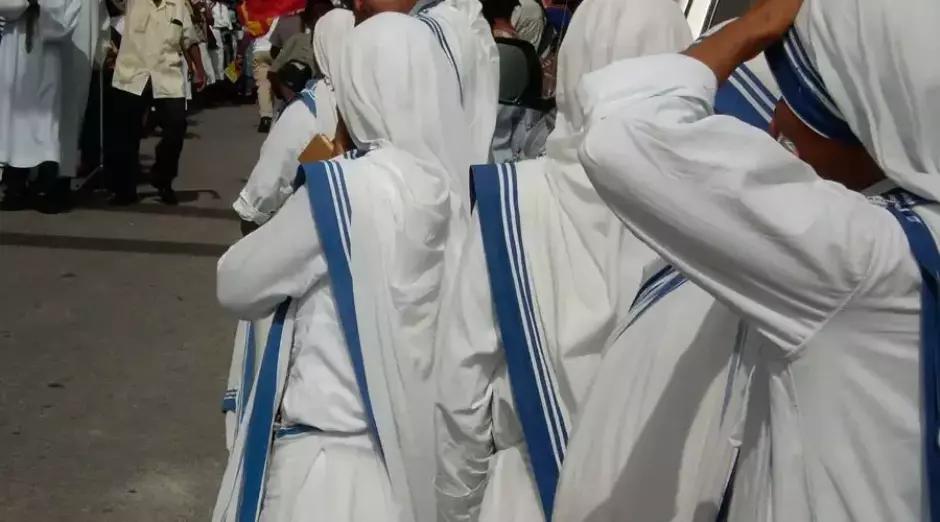Un grupo de misioneras de la caridad con el tradicional sari con el que vestía la Santa Madre Teresa de Calcuta
