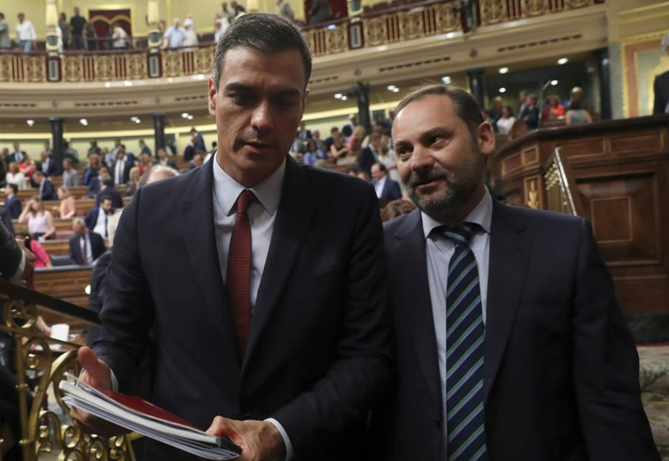 El presidente, Pedro Sánchez, junto al exministro de Transportes, José Luis Ábalos, en el Congreso
