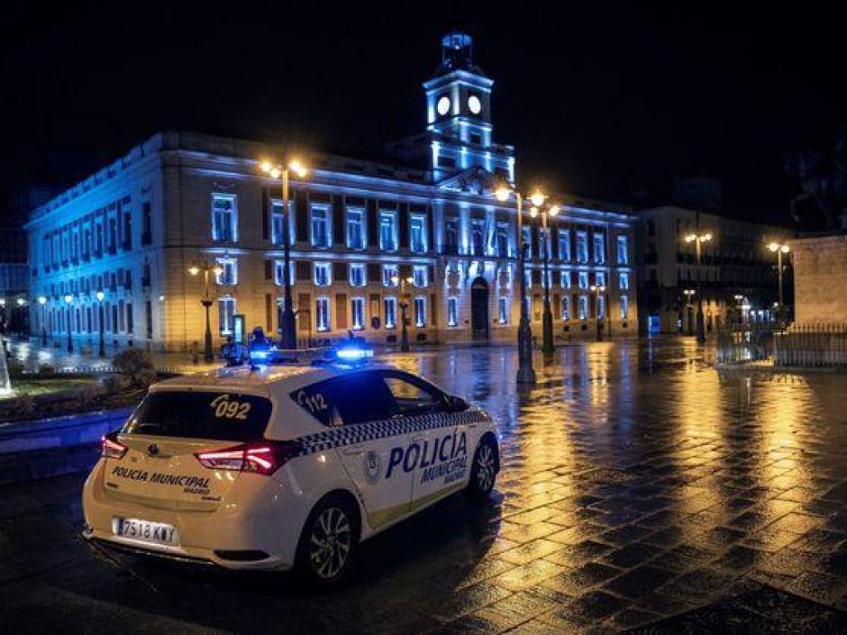 La Policía Municipal controlando la zona de la Puerta del Sol durante el toque de queda
