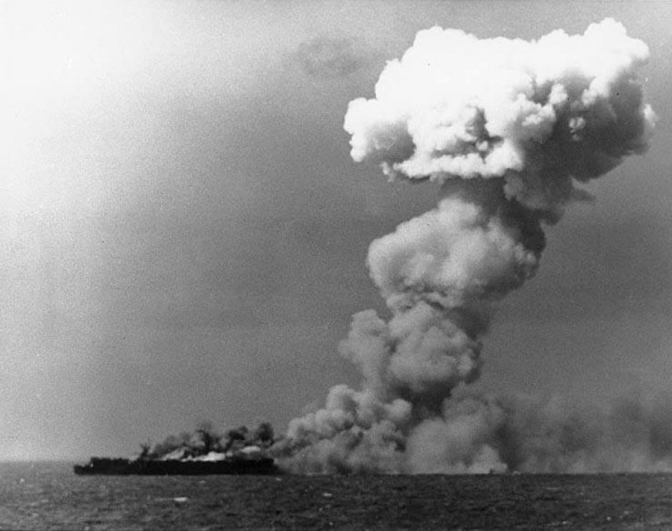 El USS Princeton en llamas al este de Luzón, Filipinas