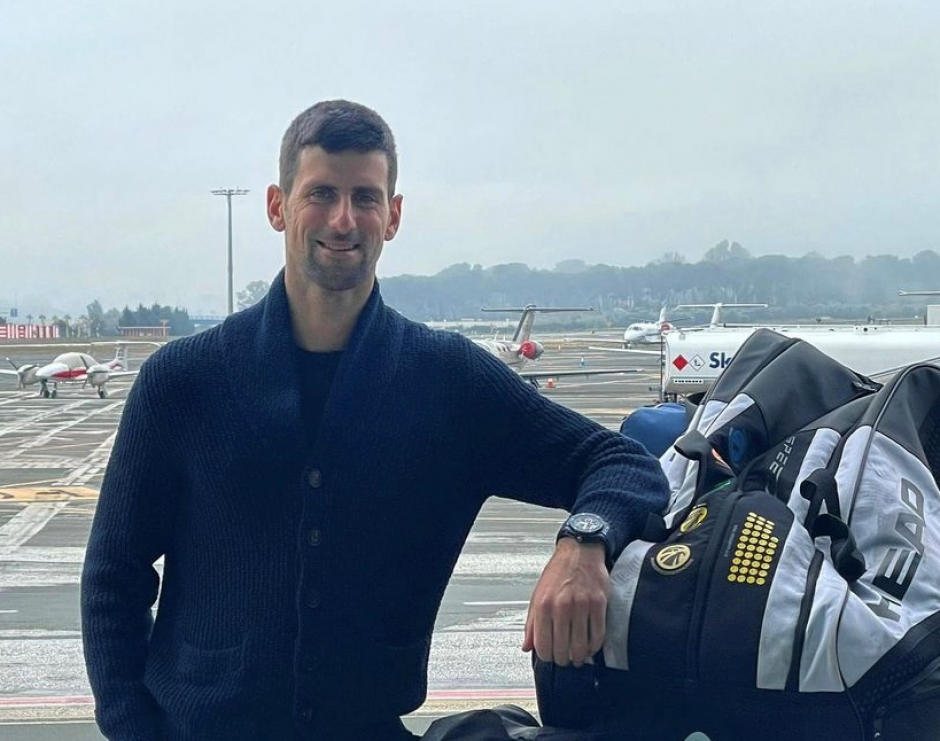 Djokovic en el aeropuerto rumbo a Australia tras recibir la exención médica
