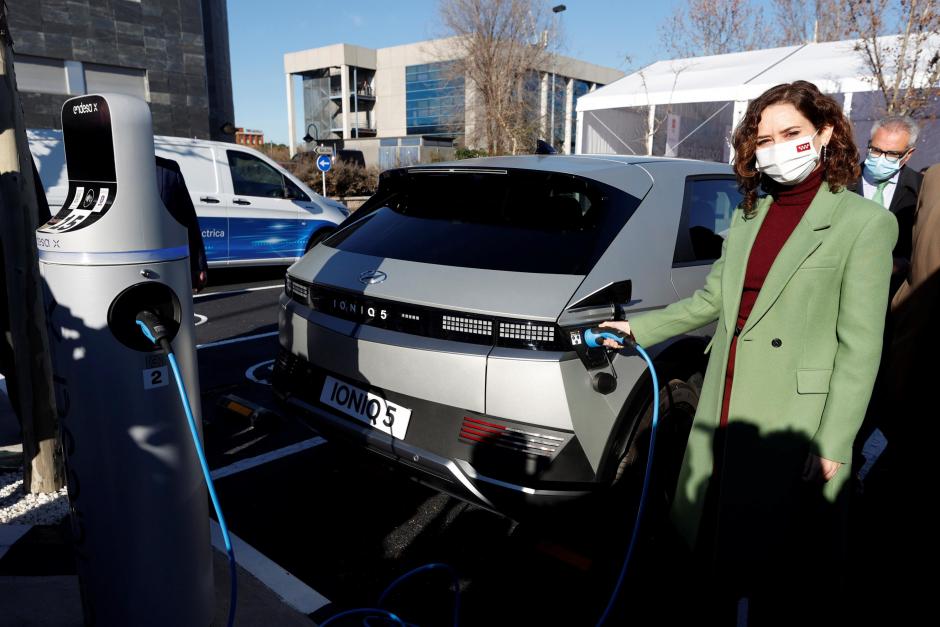 La presidenta de la Comunidad de Madrid, Isabel Díaz Ayuso, inaugura la mayor electrolinera de carga rápida en España para vehículos eléctricos