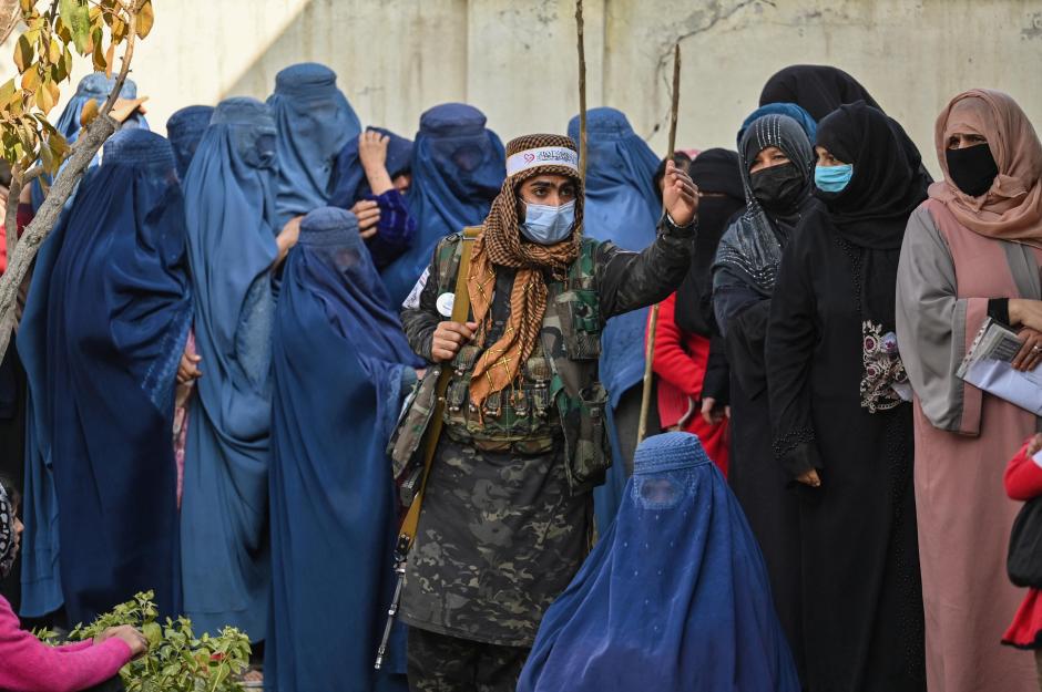 Un grupo de mujeres hace cola para recibir comida en Afganistán
