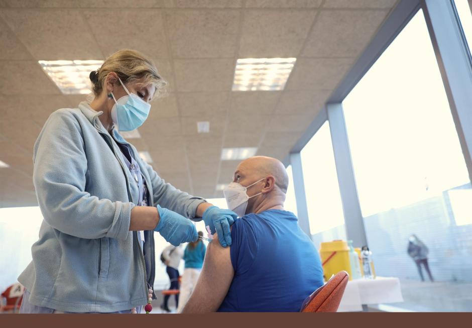 Una enfermera inyecta la vacuna contra el Covid-19, en el Hospital Infanta Sofía