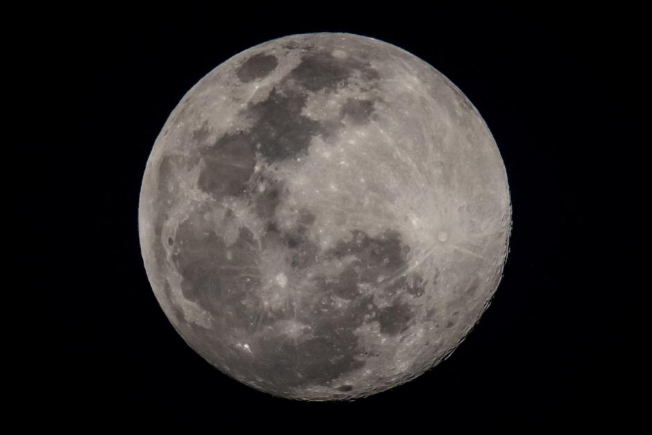 Vista de la luna llena, hoy en Caracas