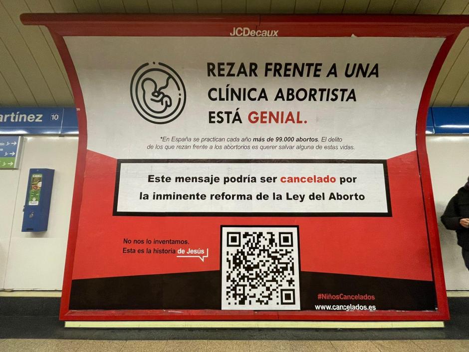 Uno de los paneles de Cancelados en el Metro de Madrid