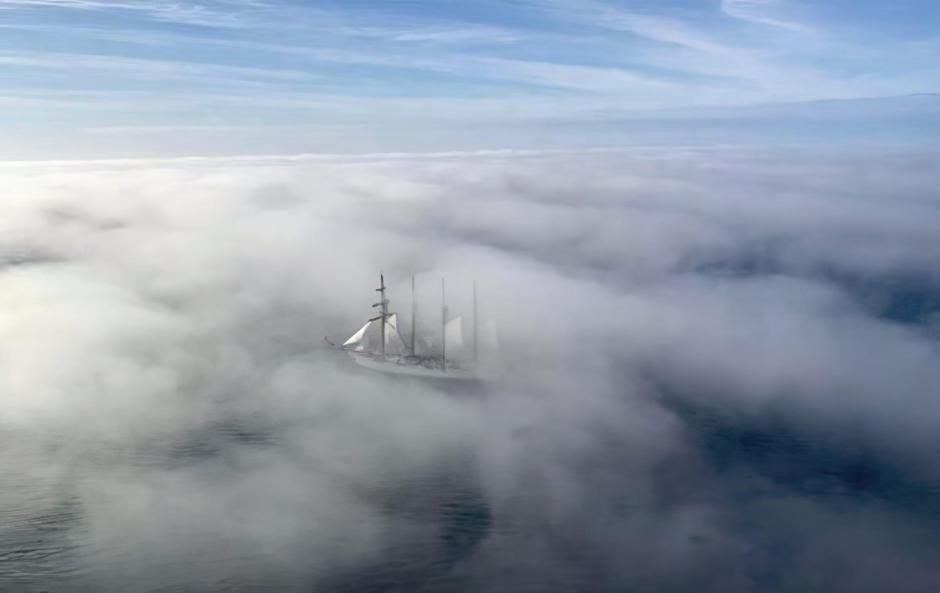 foto de enero del calendario 2022 de la 
@Armada_esp
 en la que el buque escuela ‘Juan Sebastián de Elcano’ navegaba en mitad de la niebla por el océano Pacífico en su XI Vuelta al Mundo.