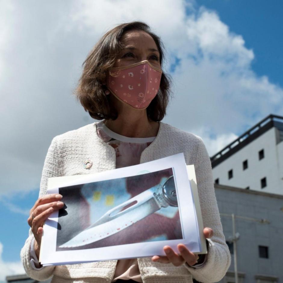 La ministra Maroto con la fotografía de la navaja que recibió