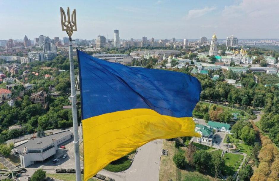 vista aérea de la bandera ucraniana más alta en Kiev junto al Museo de la Segunda Guerra Mundial