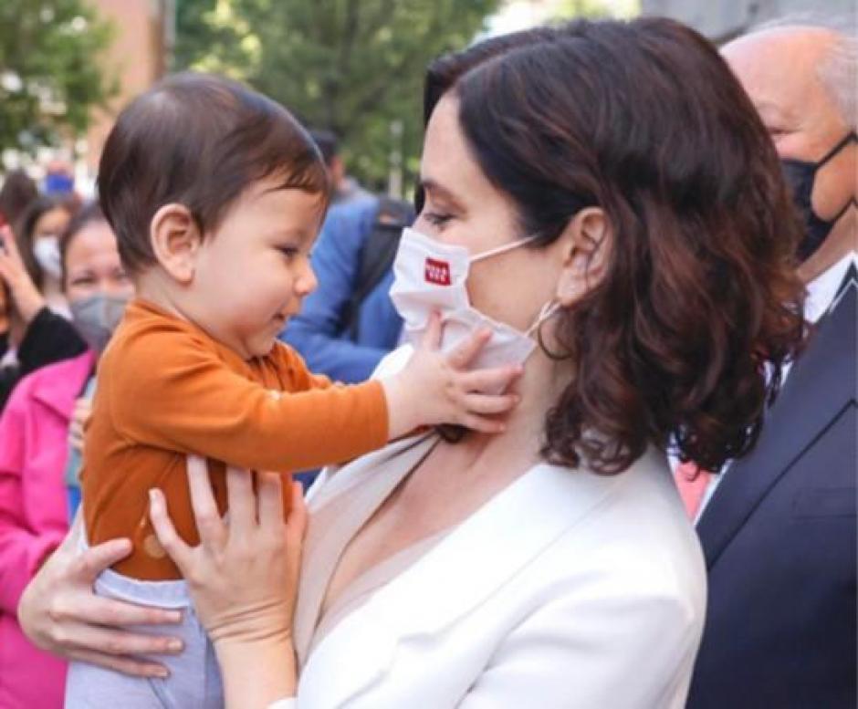 La presidenta Isabel Díaz Ayuso con un niño